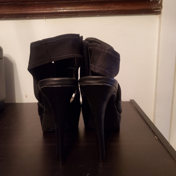 Pink & Pepper Black Heels w/ side zipper - Picture 4 of 4